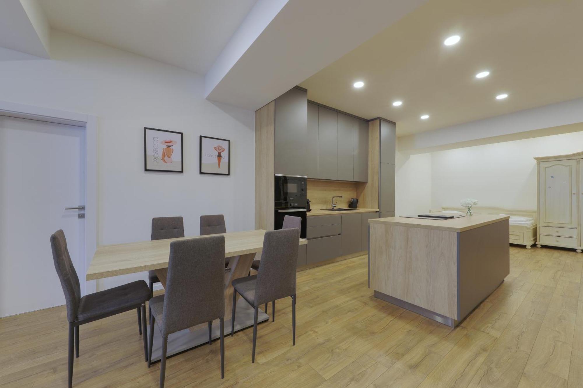 Shone Apartment Old Town 2 Bedroom Bratislava Esterno foto