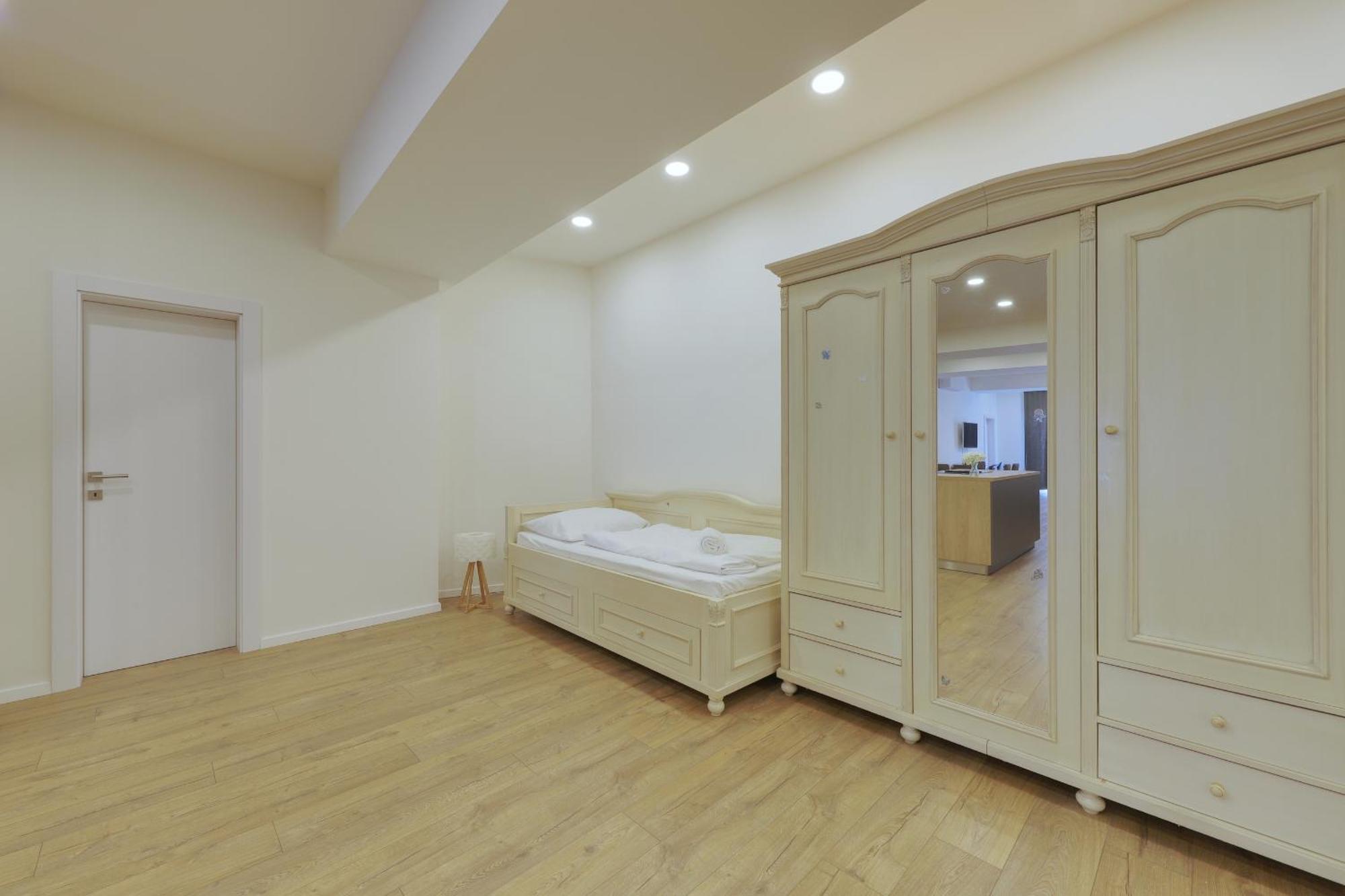 Shone Apartment Old Town 2 Bedroom Bratislava Esterno foto