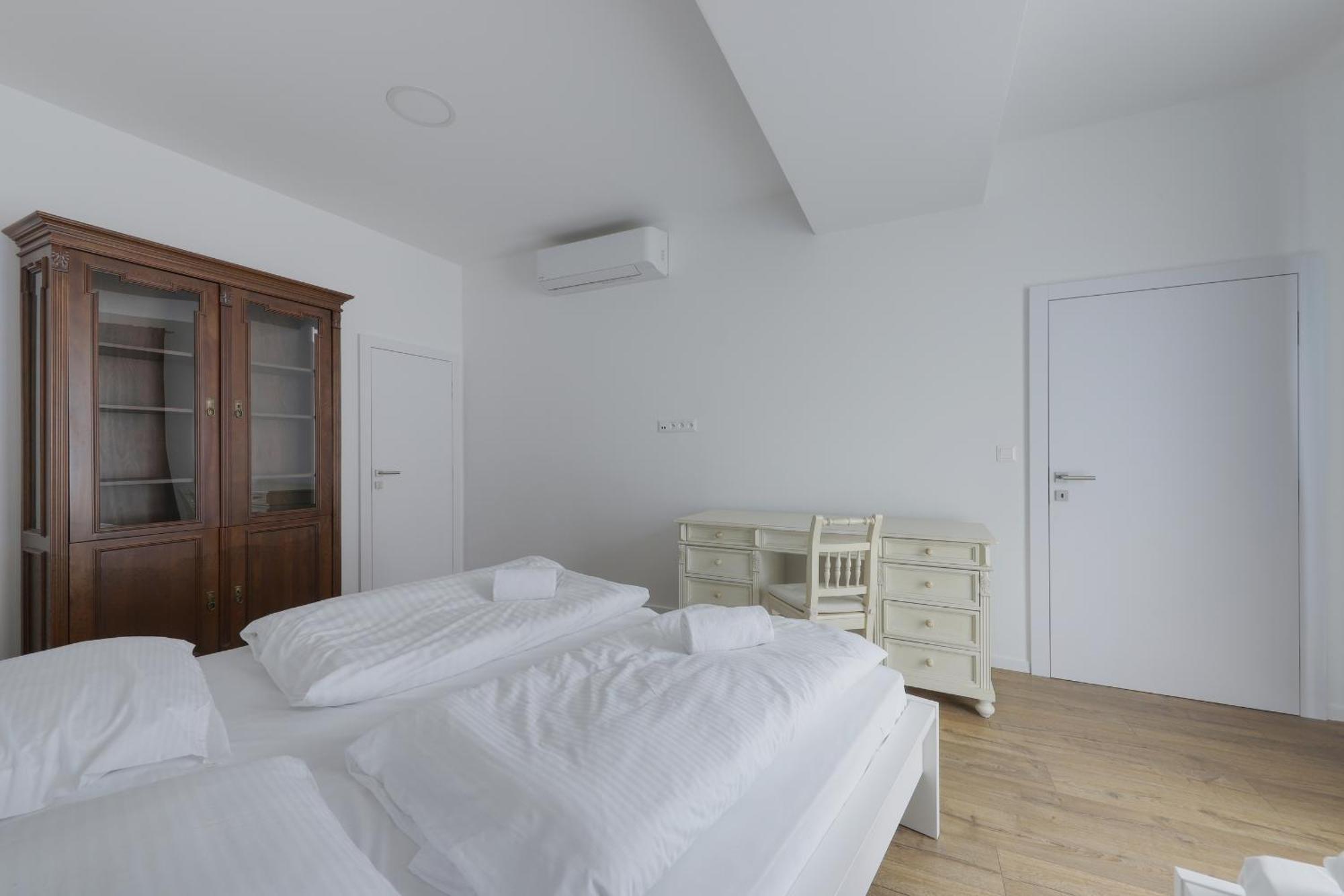 Shone Apartment Old Town 2 Bedroom Bratislava Esterno foto